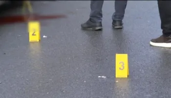 Pellg gjaku dhe kufje të rëna përtokë/ FOTO nga rruga në Tiranë ku u vra me thikë 31-vjeçari