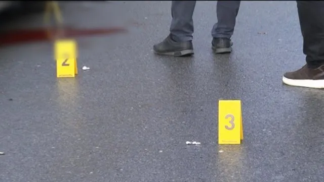 Pellg gjaku dhe kufje të rëna përtokë/ FOTO nga rruga në Tiranë ku u vra me thikë 31-vjeçari