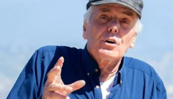 Për 1 puthje tënden i bëj lesh arapi emailat, mesazhet, Fb-në, selfiet, ngatërroj dynjanë, e bëj botën Babel