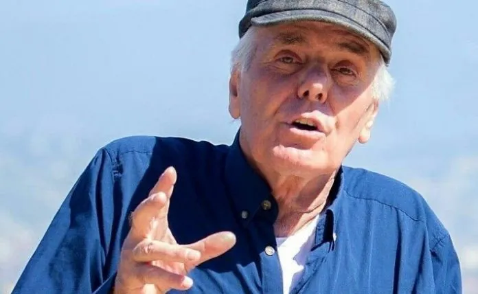 Për 1 puthje tënden i bëj lesh arapi emailat, mesazhet, Fb-në, selfiet, ngatërroj dynjanë, e bëj botën Babel