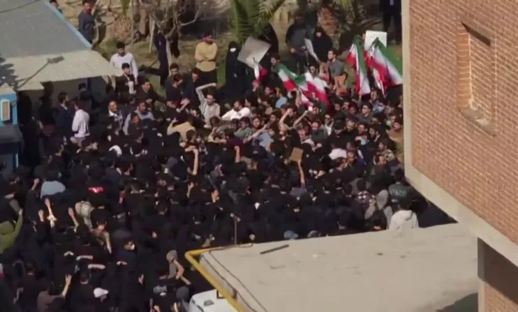 Për të tretën ditë me radhë, studentët iranianë protestojnë kundër Qeverisë