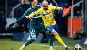 Përballje dramatike, futbollisti shqiptar dhuron dy asiste në minutat e fundit (VIDEO)