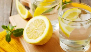 Përfitimet e shumëfishta nga pirja e ujit me limon