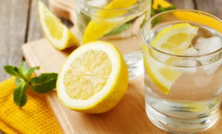Përfitimet e shumëfishta nga pirja e ujit me limon
