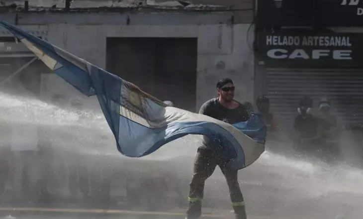 Përleshje të dhunshme para Parlamentit në Argjentinë, 37 të arrestuar