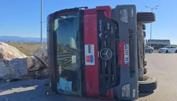 Përmbyset kamioni i ngarkuar me gurë në Porto Romano