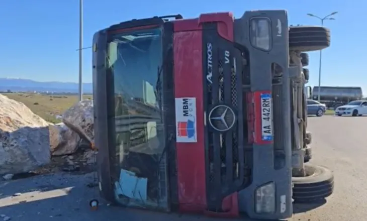 Përmbyset kamioni i ngarkuar me gurë në Porto Romano