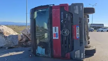 Përmbyset në zonën e Porto Romanos kamioni i ngarkuar me gurë