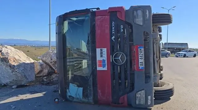 Përmbyset në zonën e Porto Romanos kamioni i ngarkuar me gurë