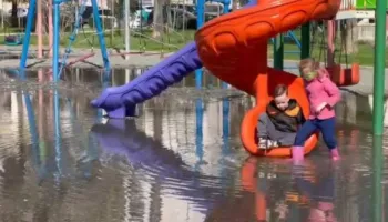 Përmbytet këndi i lojërave në Durrës, fëmijët luajnë mes ujit