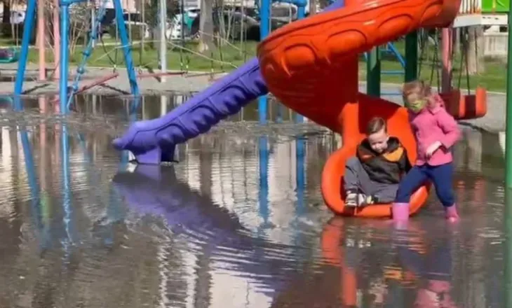 Përmbytet këndi i lojërave në Durrës, fëmijët luajnë mes ujit