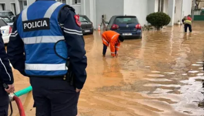 Përmbytje në Himarë/ Banorët: Përroi u mbush menjëherë, dëme në katet e para