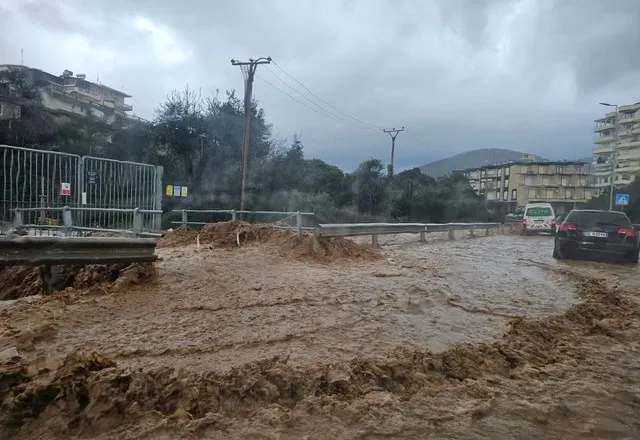 Përmbytje në Himarë/ Bashkia thirrje banorëve: Shmangni lëvizjet
