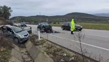 Përplasen dy makina në aksin Vlorë-Selenicë, një nga automjetet përfundon në kanal (Foto)