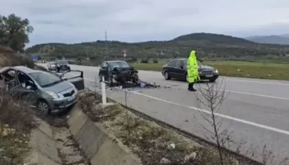 Përplasen dy makina në aksin Vlorë-Selenicë, një nga automjetet përfundon në kanal (Foto)