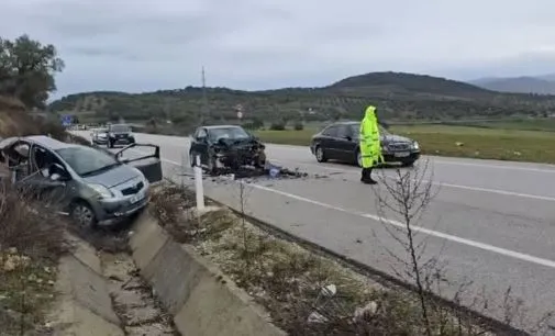 Përplasen dy makina në aksin Vlorë-Selenicë, një nga automjetet përfundon në kanal (Foto)