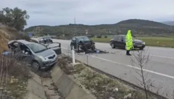 Përplasen dy makina në aksin Vlorë-Selenicë, një nga automjetet përfundon në kanal