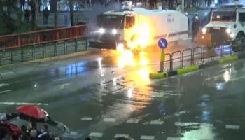 Përplasje mes policisë dhe protestuesve në Rrugën e Elbasanit, hidhet molotov drejt autobotit