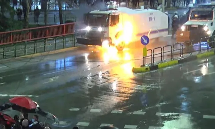 Përplasje mes policisë dhe protestuesve në Rrugën e Elbasanit, hidhet molotov drejt autobotit