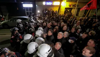 Përplasje mes protestuesve dhe policisë/ Hidhen gurë dhe molotovë drejt kordonit të efektivëve, tubuesit shpërndahen me ujë dhe gaz lotsjellës