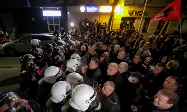 Përplasje mes protestuesve dhe policisë/ Hidhen gurë dhe molotovë drejt kordonit të efektivëve, tubuesit shpërndahen me ujë dhe gaz lotsjellës