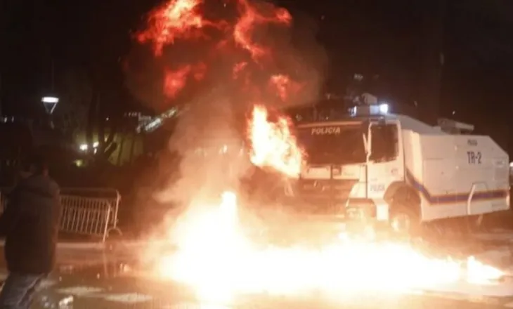 Përplasje mes protestuesve dhe policisë, hidhen gurë