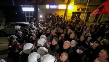Përplasje mes protestuesve dhe policisë, “thyhet” kordoni, efektivët përgjigjen me ujë dhe gaz lotsjellës (VIDEO)