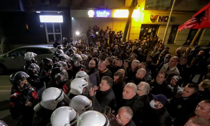 Përplasje mes protestuesve dhe policisë, “thyhet” kordoni, efektivët përgjigjen me ujë dhe gaz lotsjellës (VIDEO)
