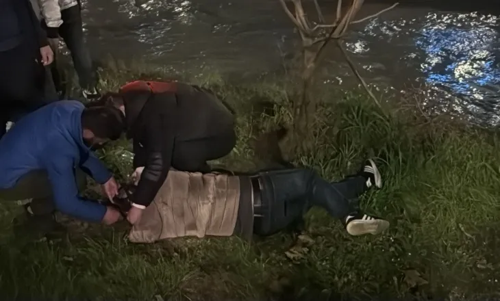 Përplasjet mes protestuesve dhe policisë, një qytetar humb ndjenjat nga gazi lotsjellës