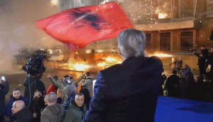 Përsëritet skenari! Pas fjalës së Berishës sulmohet Kryeministria, Policia reagon me autobotë