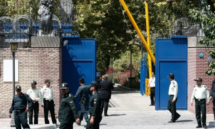 Përshkallëzimi i tensioneve SHBA-Iran, edhe Britania e Madhe tërheq stafin nga ambasada në Teheran