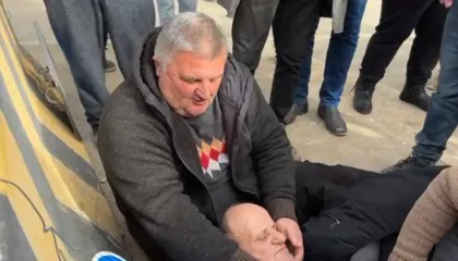 Përshkallëzohet protesta për resortin në Rrjoll të Velipojës/ Përplasje me policinë, banori humbet ndjenjat