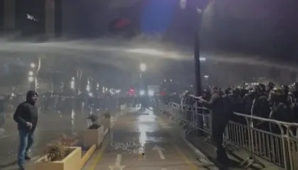 Përshkallëzohet situata edhe para Kuvendit! Protestuesit hedhin breshëri molotovësh, Policia ‘lufton’ me ujë dhe gaz lotsjellës