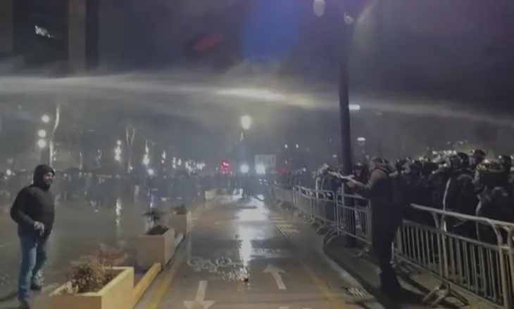 Përshkallëzohet situata edhe para Kuvendit! Protestuesit hedhin breshëri molotovësh, Policia ‘lufton’ me ujë dhe gaz lotsjellës