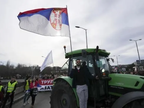 Përshkallzohen protestat në Serbi, fermerët bllokojnë rrugët, kërkojnë ndalim të përkohshëm të importeve bujqësore