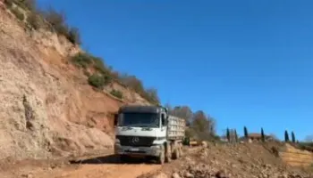 Pesë ditë në izolim/ Përfundon devijimi i Shkumbinit, nuk dihet kur do të nisin punimet për rrugën