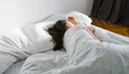 Pesë këshilla për të djegur më shumë kalori gjatë gjumit