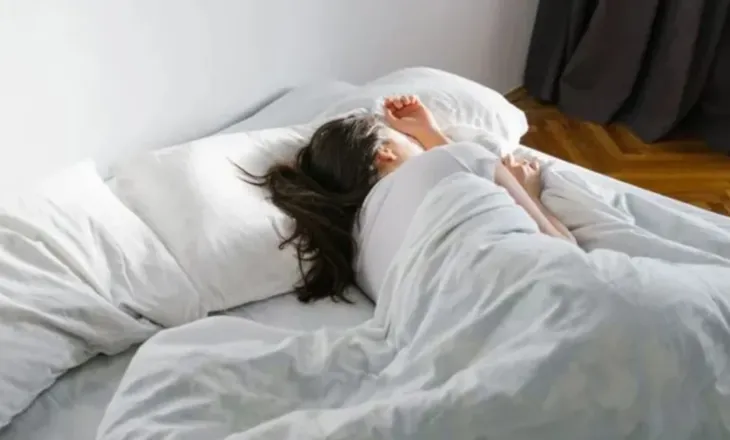 Pesë këshilla për të djegur më shumë kalori gjatë gjumit