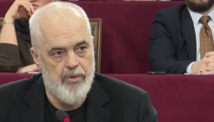 Pezullimi i Ballukut/ Rama: U hodhën 100 veta pas një budallai që hodhi një gur në lumë, stopohet puna e një ministrie