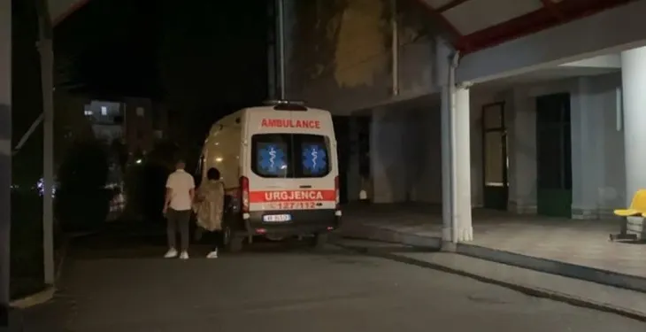 Plagoset me thikë në një lokal në Korçë, 37-vjeçari niset drejt Tiranës