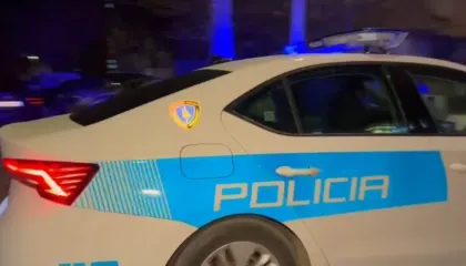 Plagosje në Korçë, adoleshenti godet me thikë 34-vjeçarin