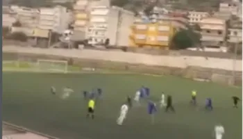 Plas dhuna në futbollin shqiptar, fusha kthehet në arenë boksi