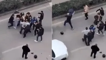 Plas grushti në mes të bulevardit në Kamëz,një grup me të rinj grushtohen me njëri-tjetrin para syve të policit (Video)