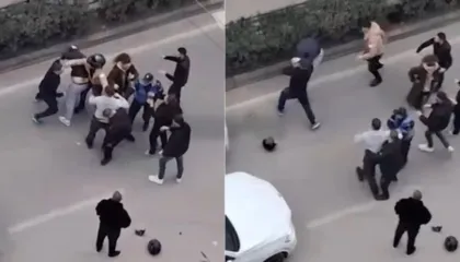 Plas grushti në mes të bulevardit në Kamëz,një grup me të rinj grushtohen me njëri-tjetrin para syve të policit (Video)