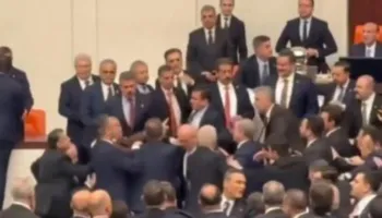Plas grushti në Parlamentin e Turqisë, një deputet dëmtohet në hundë dhe dërgohet në spital (VIDEO)
