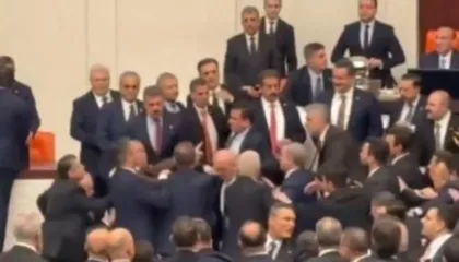 Plas grushti në Parlamentin e Turqisë, një deputet dëmtohet në hundë dhe dërgohet në spital (VIDEO)