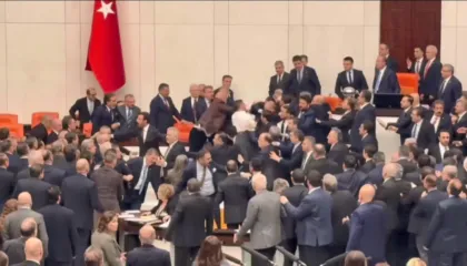 Plas grushti në Parlamentin turk