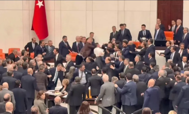 Plas grushti në Parlamentin turk