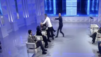 Plas grushti në studio, Berat Buzhala godet Albatros Rexhajt, ndërhyn Blendi Fevziu