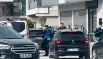 Plas keq sherri në hyrje të Vlorës, protagonistë disa të rinj/ Ndërhyn menjëherë policia